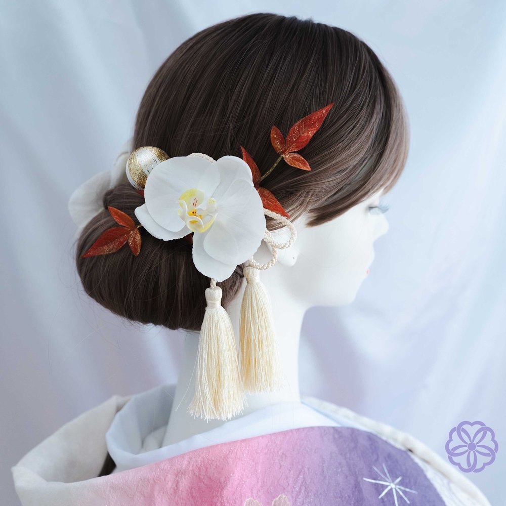 胡蝶蘭と紅南天の髪かざりの髪飾り